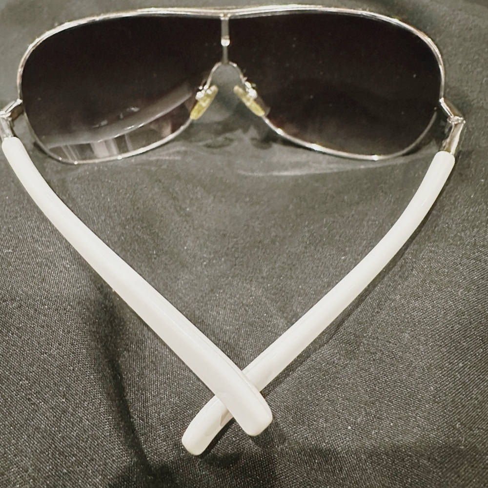 Never Worn Guess Sunglasses Silver Frames with White Arms - Picture 5 of 6